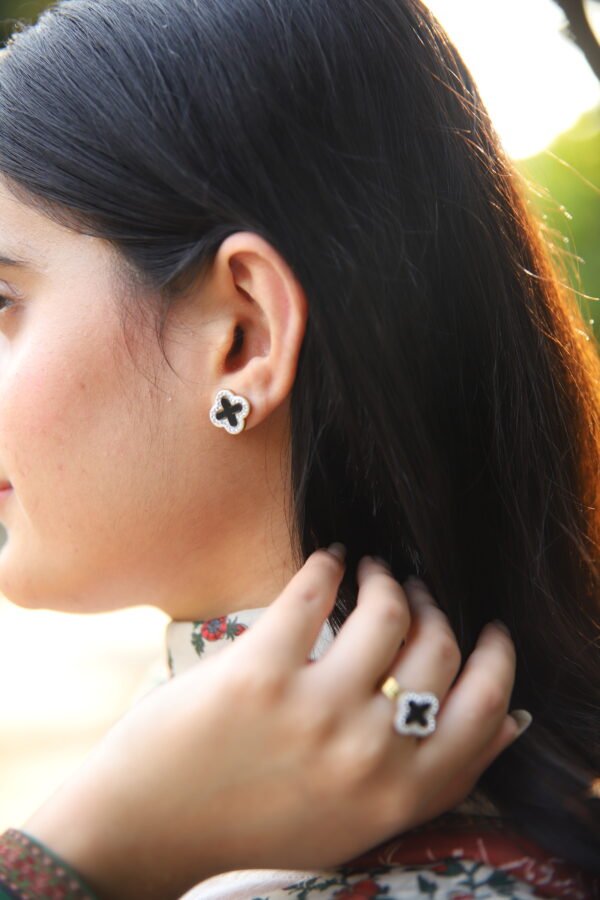 Floral Gold-Plated Pendant Necklace – Timeless Minimalist Jewellery