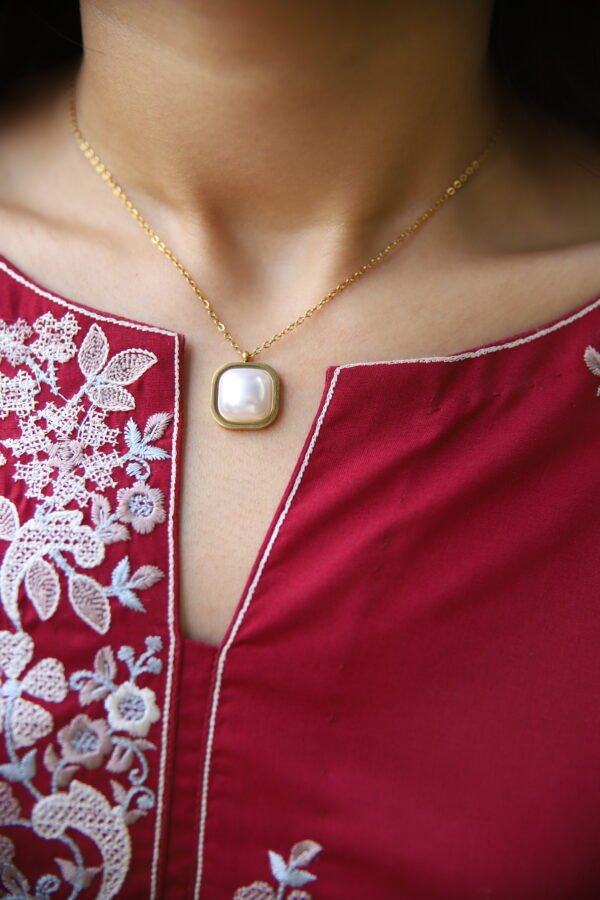 White pearl pendant